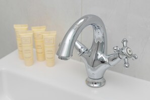 Douche, sèche-cheveux, serviettes fournies
