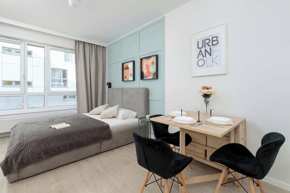 Iron/ironing board, travel cot, WiFi, bed sheets