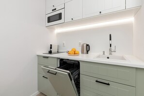 Fridge, microwave, stovetop, dishwasher