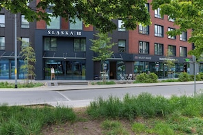 Een modern gebouw met een winkelpui, genaamd 