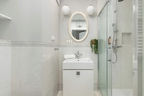 Shower, hair dryer, towels, shampoo