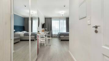 Escritorio, tabla de planchar con plancha, cuna de viaje y wifi