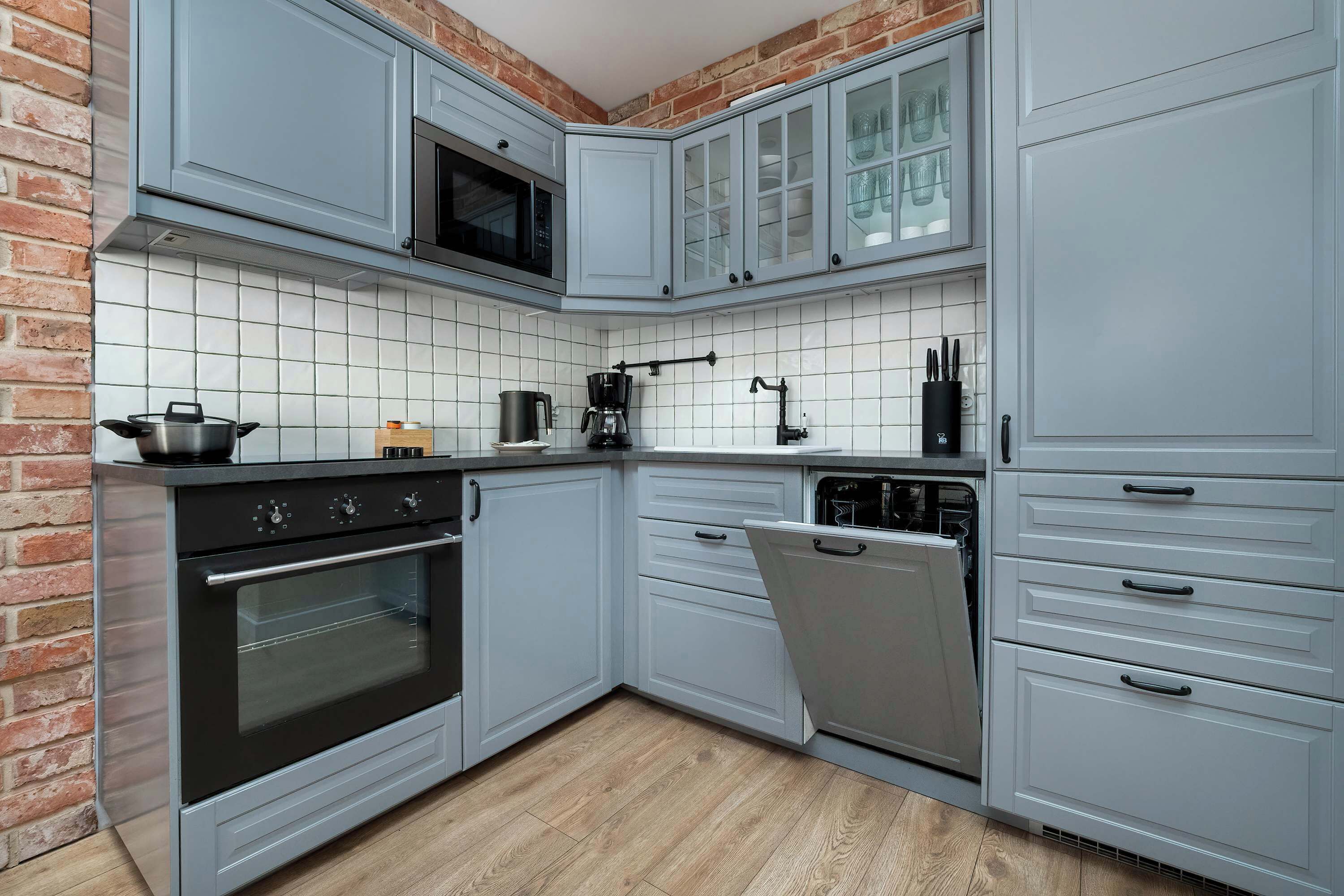 Kylskåp, mikrovågsugn, ugn och spishäll