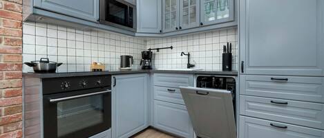 Kylskåp, mikrovågsugn, ugn och spishäll