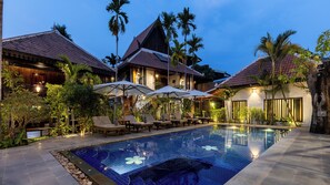 Hồ bơi ngoài trời