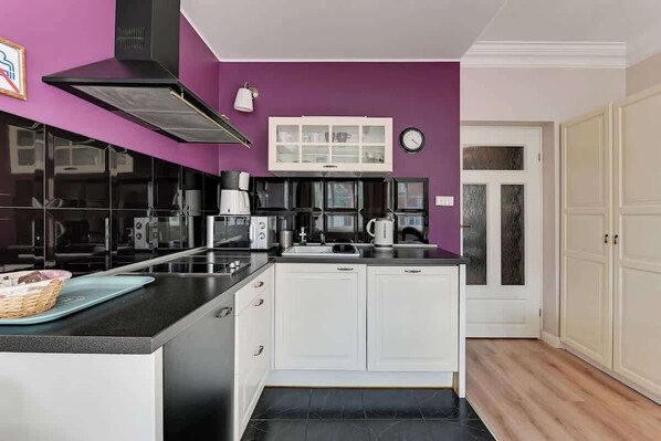 Kühlschrank, Mikrowelle, Herdplatte, Geschirrspüler