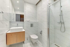 Douche, séchoir à cheveux, serviettes fournies