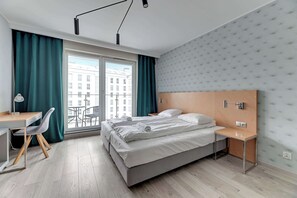 Schreibtisch, Bügeleisen/Bügelbrett, Reisekinderbett, WLAN