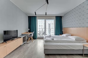 Schreibtisch, Bügeleisen/B ügelbrett, Reisekinderbett, WLAN