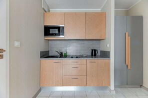 Réfrigérateur, four à micro-ondes, surface de cuisson, cafetiÚre-théiÚre