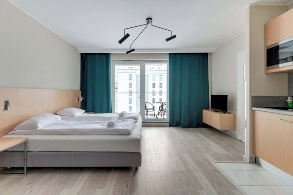 Tabla de planchar con plancha, cuna de viaje, wifi y ropa de cama 