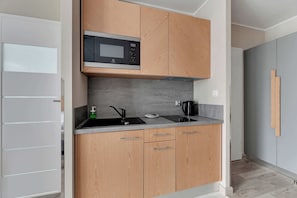 Réfrigérateur, micro-ondes, plaque de cuisson, cafetière/bouilloire