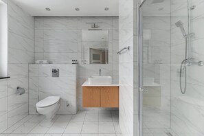 Douche, sèche-cheveux, serviettes fournies