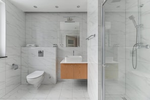 Regadera, secadora de cabello, toallas 