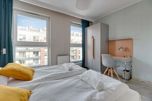 1 soverom, skrivebord, strykejern/-brett og reiseseng for barn