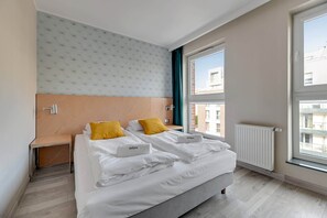 1 habitación, escritorio, tabla de planchar con plancha y cuna de viaje 
