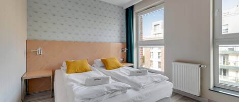 1 間睡房、書桌、熨斗/熨衫板、可攜式嬰兒床