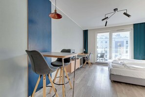 Bureau, fer et planche à repasser, lit de bébé portatif, Wi-Fi