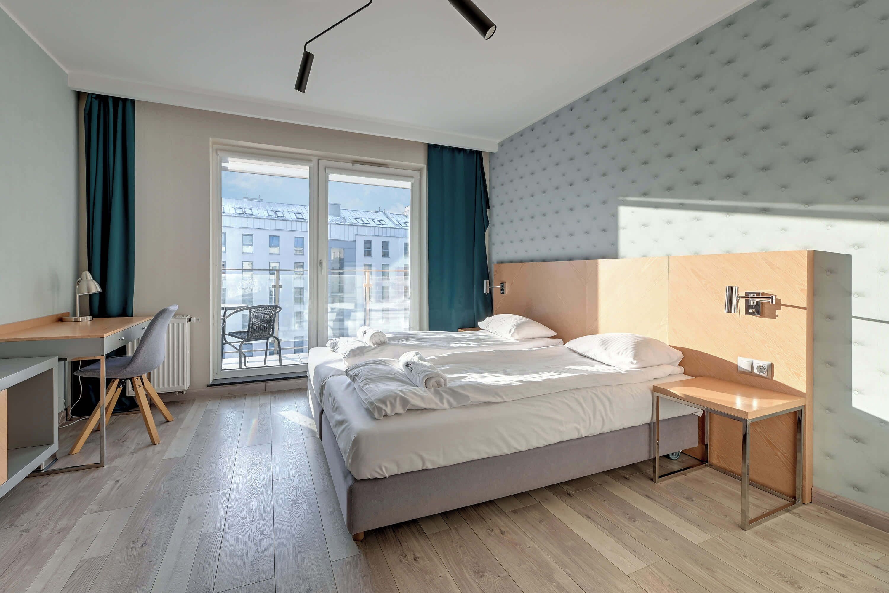 مكتب ومكواة/لوح كي وسرير سفر وواي فاي