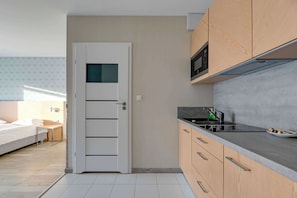Kühlschrank, Mikrowelle, Herdplatte, Wasserkocher mit Kaffee-/Teezubehör