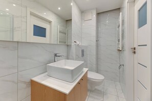 Douche, sèche-cheveux, serviettes fournies
