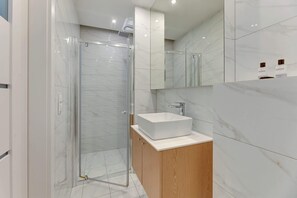 Douche, sèche-cheveux, serviettes fournies