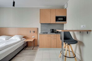 Tabla de planchar con plancha, cuna de viaje, wifi y ropa de cama 