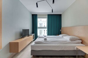 Tabla de planchar con plancha, cuna de viaje, wifi y ropa de cama 