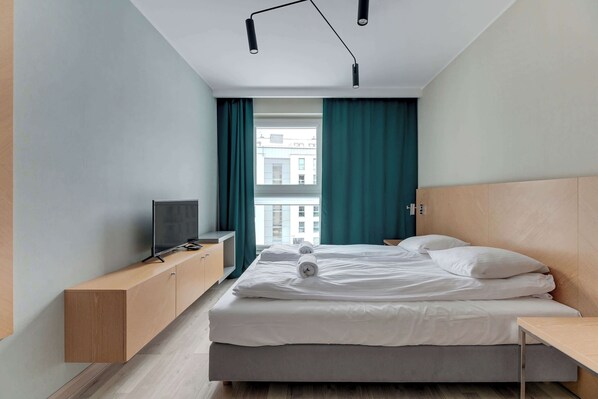 Tabla de planchar con plancha, cuna de viaje, wifi y ropa de cama 