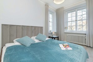 1 camera, una scrivania, ferro/asse da stiro, culla da viaggio