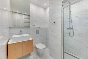 Shower, hair dryer, towels