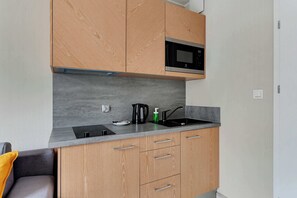 Kühlschrank, Mikrowelle, Herdplatte, Wasserkocher mit Kaffee-/Teezubehör