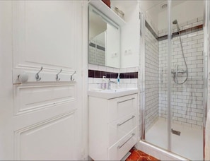 Dusche, Handtücher, Toilettenpapier