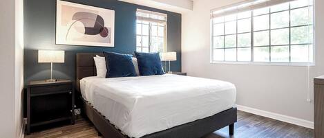 2 soveværelser, skrivebord, strygejern/strygebræt, internetforbindelse