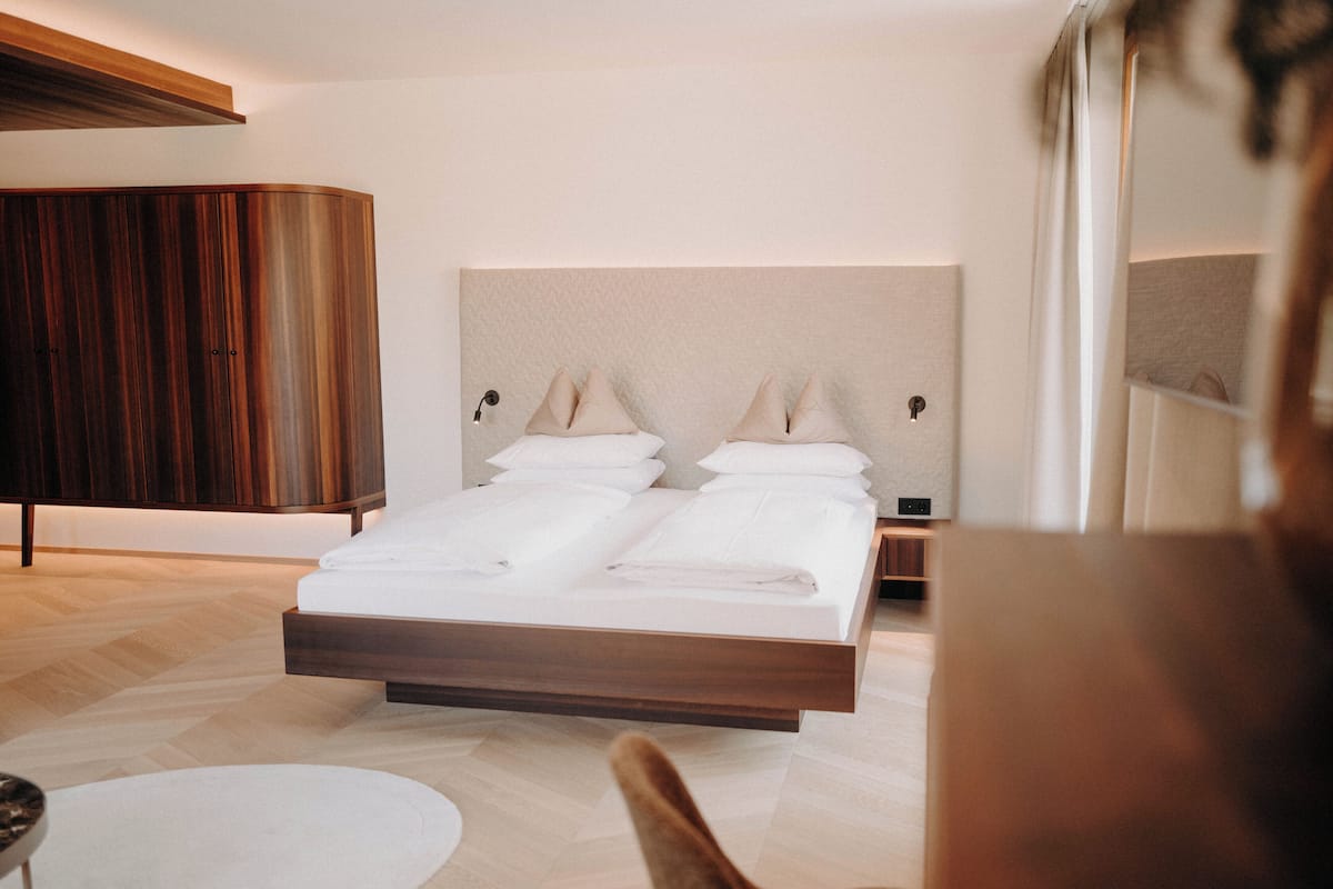 Habitación doble Deluxe, 1 cama matrimonial y sofá cama | Caja de seguridad en la habitación y cortinas blackout