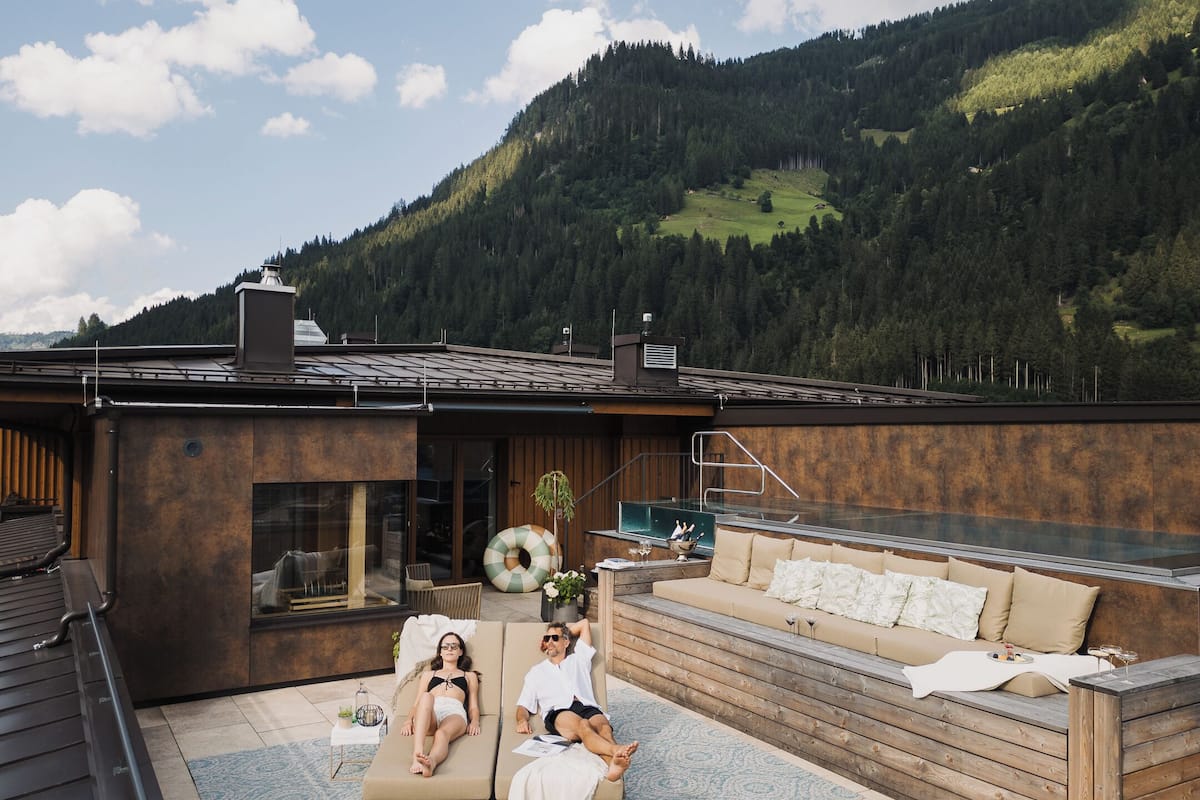 Suite exclusiva, varias camas | Caja de seguridad en la habitación y cortinas blackout