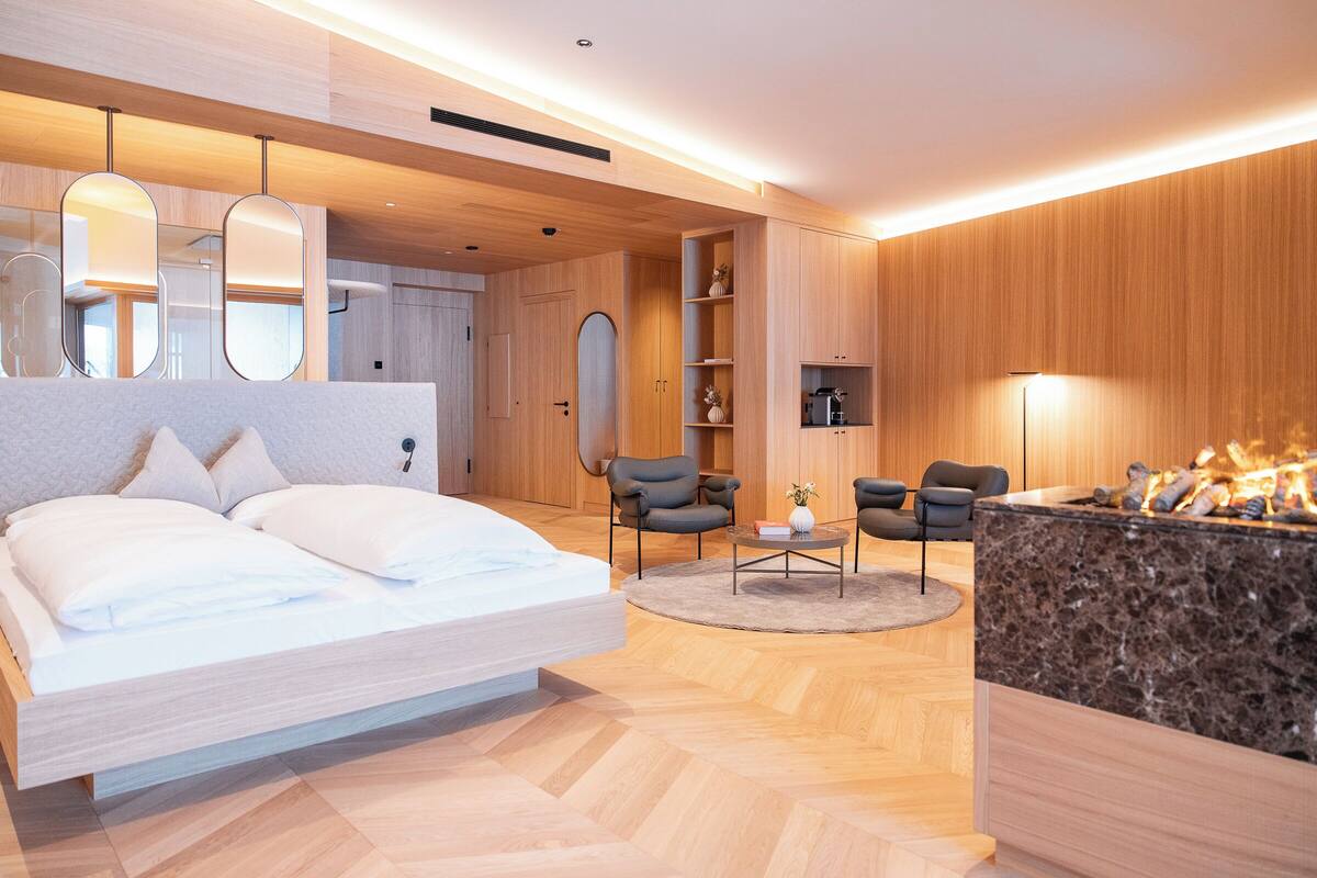 Deluxe Room, 1 Double Bed with Sofa bed | Living area