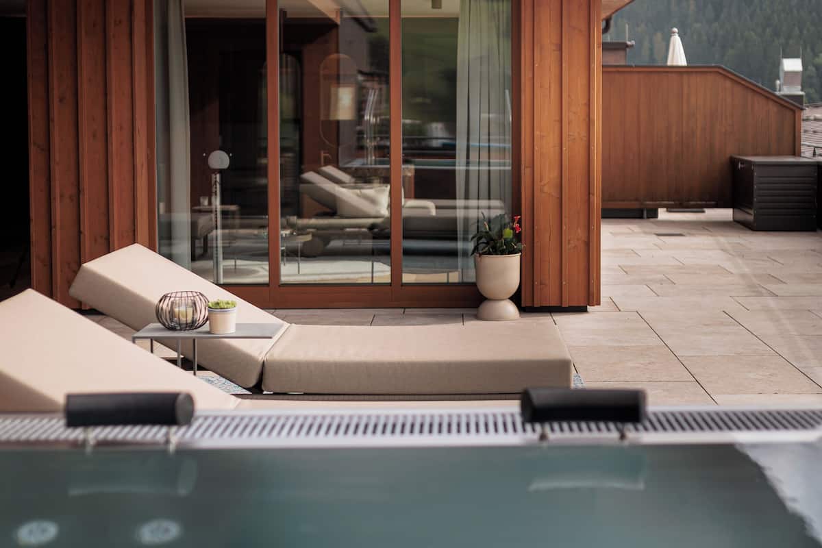 Habitación Deluxe, 1 cama matrimonial y sofá cama | Caja de seguridad en la habitación y cortinas blackout