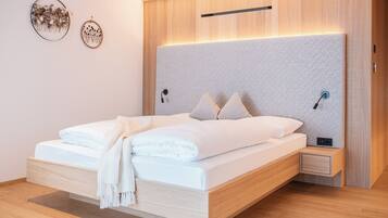 Suite Deluxe, varias camas | Caja de seguridad en la habitación y cortinas blackout