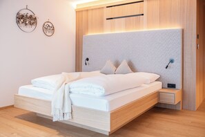 Deluxe suite, Meerdere bedden | Een kluis op de kamer, verduisterende gordijnen