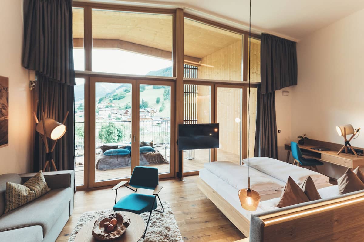 Habitación doble Deluxe, 1 cama matrimonial y sofá cama | Caja de seguridad en la habitación y cortinas blackout