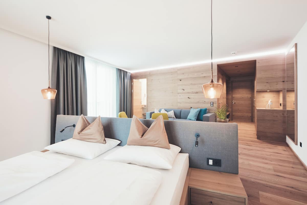 Suite Confort, varias camas | Caja de seguridad en la habitación y cortinas blackout