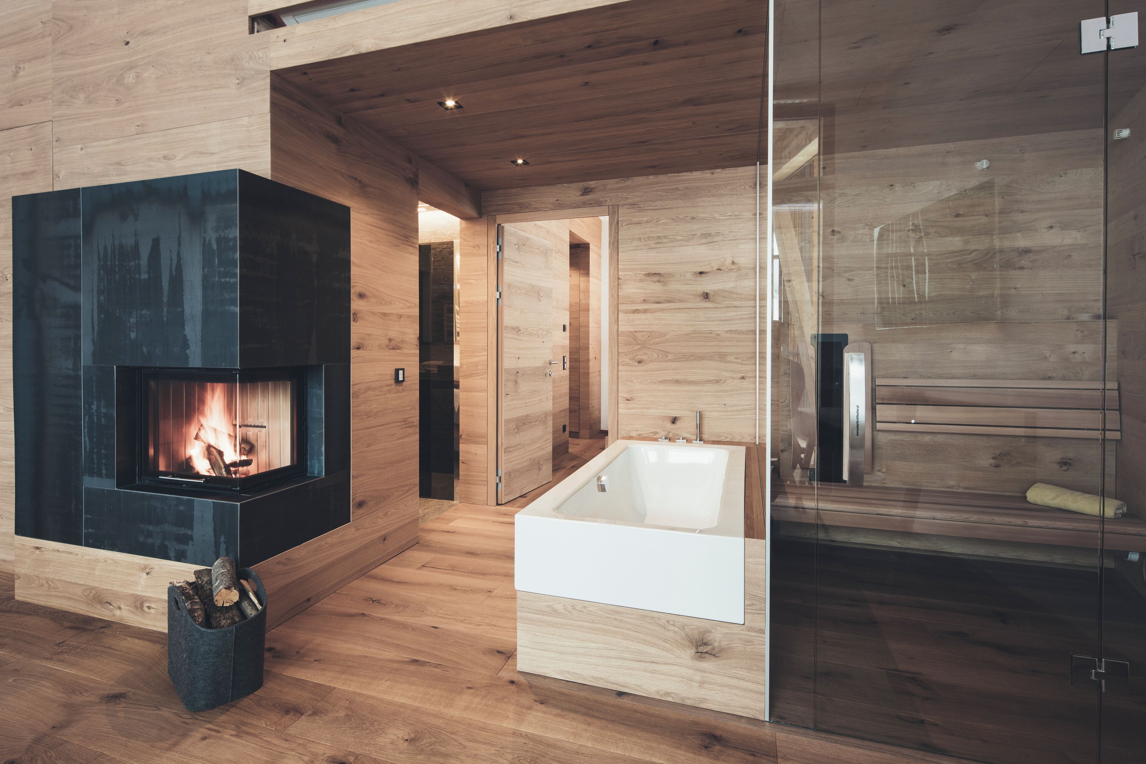 Suite Deluxe, 1 cama matrimonial y sofá cama | Área de sala de estar | Televisión LED de 75 pulgadas con canales por cable 