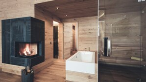 Deluxe Suite, 1 Double Bed with Sofa bed | Living area | 75-inch LED TV with cable channels, heated floors - Hotel Nesslerhof (Großarl)