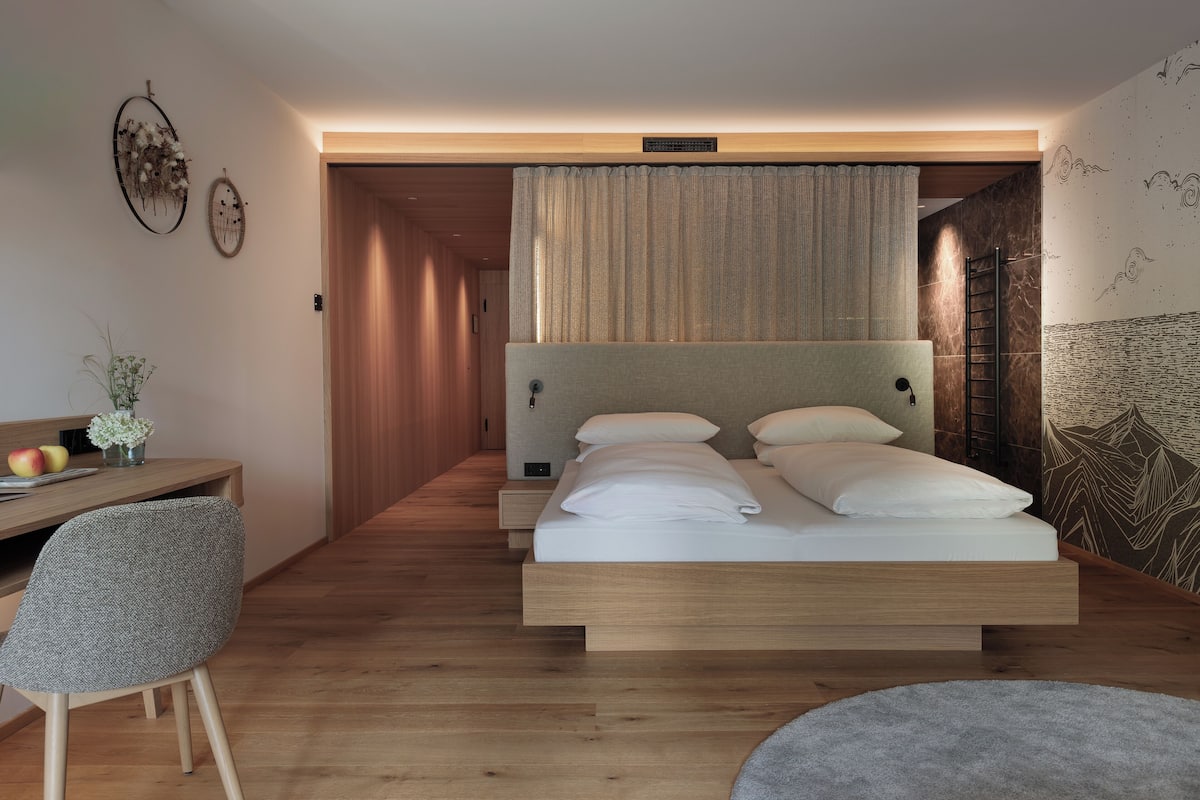 Habitación doble Deluxe | Caja de seguridad en la habitación y cortinas blackout