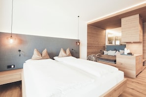 Habitación doble Confort, 1 cama matrimonial y sofá cama | Caja de seguridad en la habitación y cortinas blackout