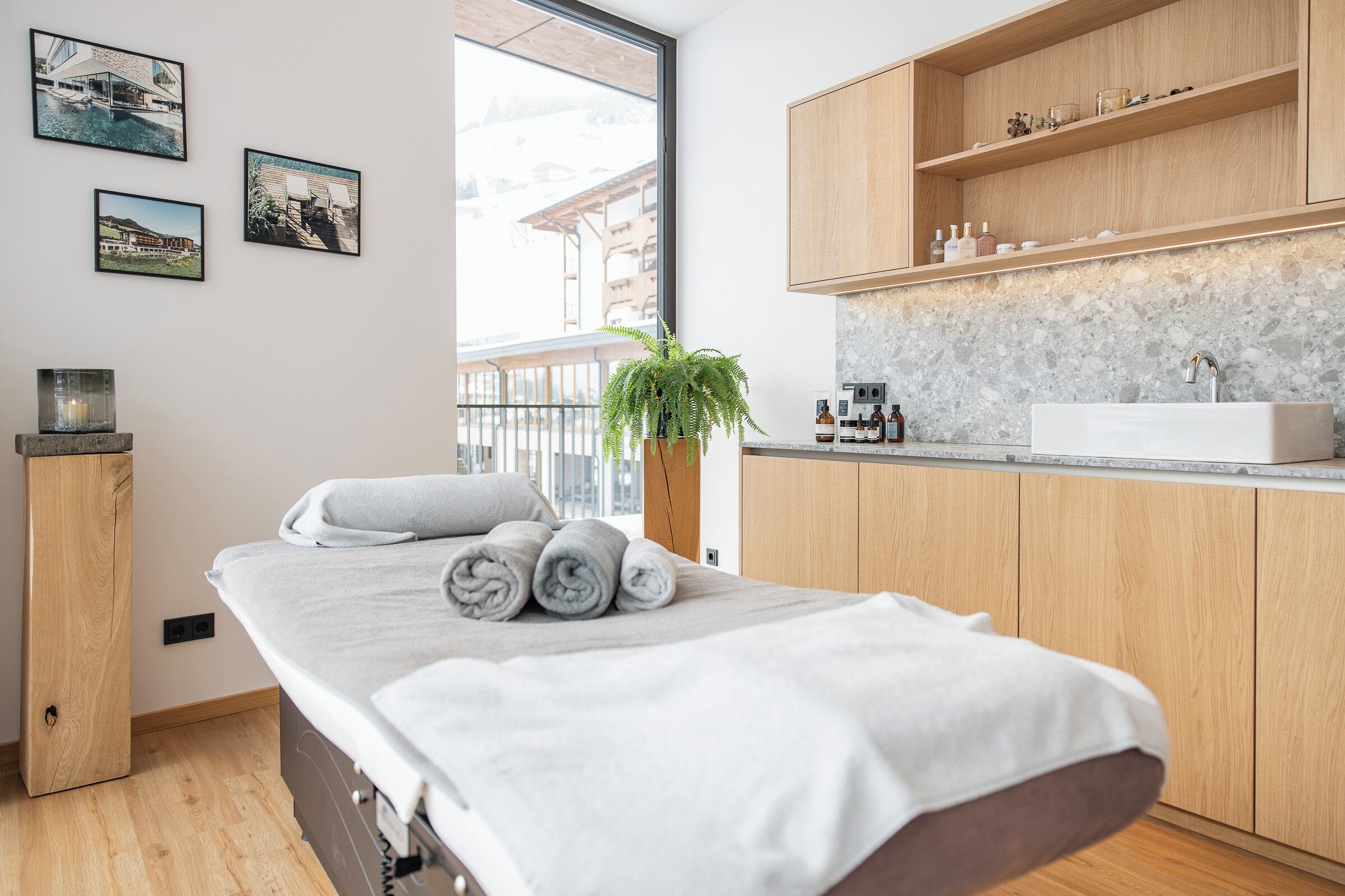 Salas de tratamiento para parejas, un sauna, una bañera de hidromasaje