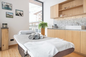 Salas de tratamiento para parejas, sauna y tina de hidromasaje