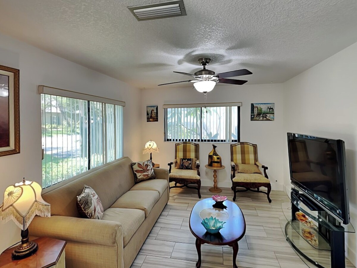 Photo 6 of Summer Breeze | Pet-Friendly, Game Room, Fenced Yard - Near the Beach + Downtown