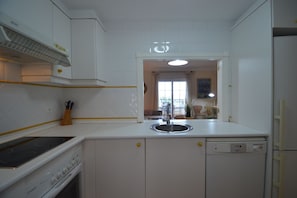 Refrigerador, microondas, horno y lavavajillas 